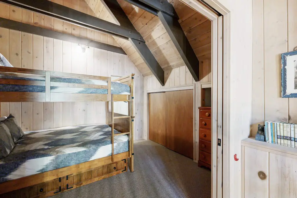 Classic chalet with hot tub, boat launch & Gas grill