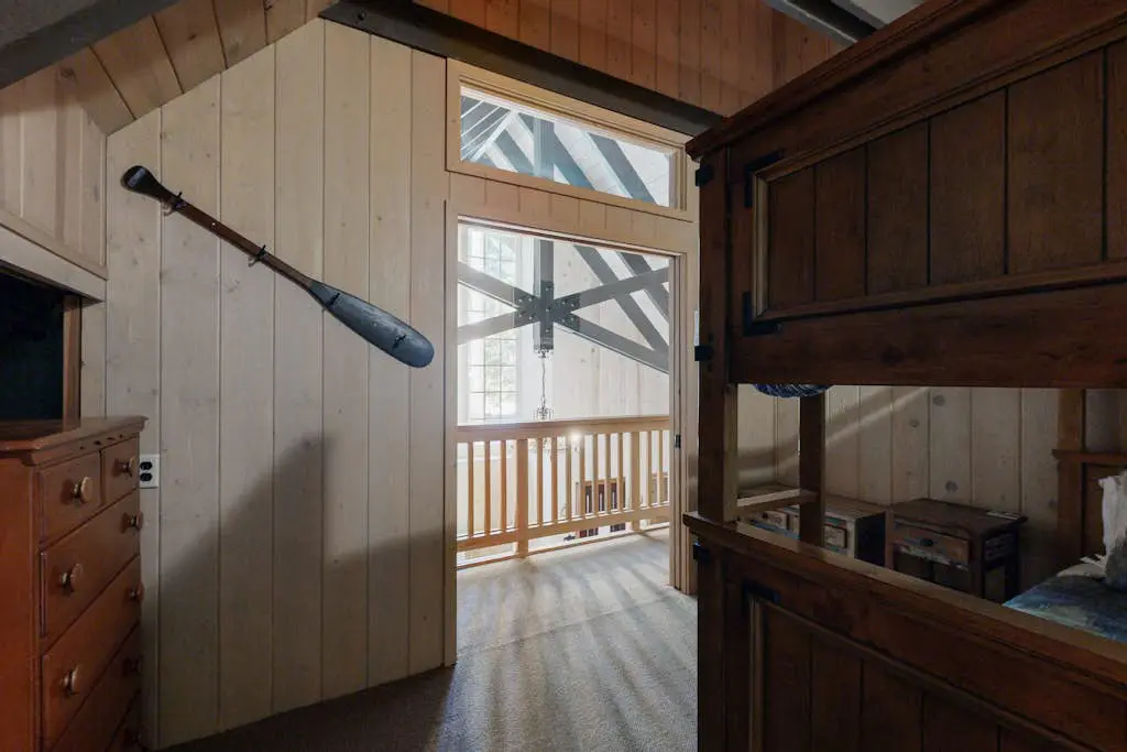 Classic chalet with hot tub, boat launch & Gas grill