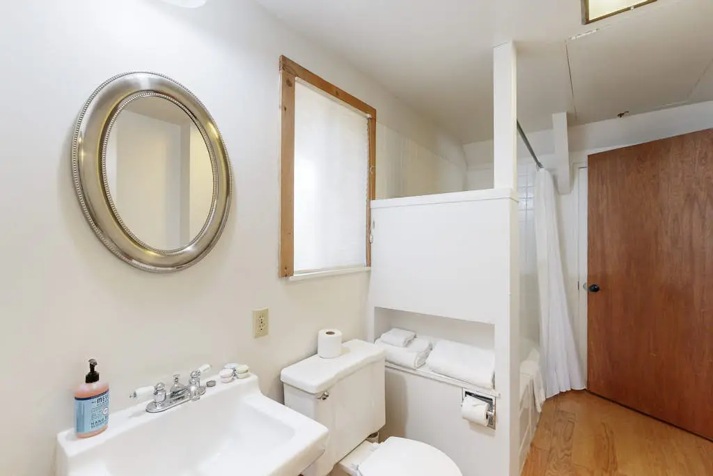 Classic chalet with hot tub, boat launch & Gas grill