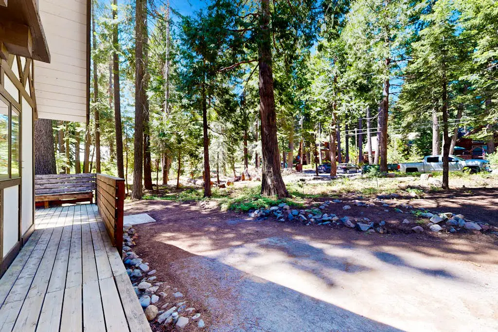 Classic chalet with hot tub, boat launch & Gas grill