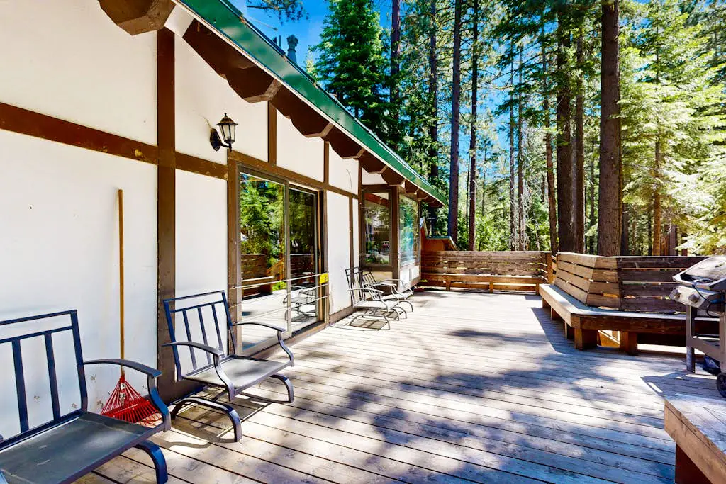 Classic chalet with hot tub, boat launch & Gas grill