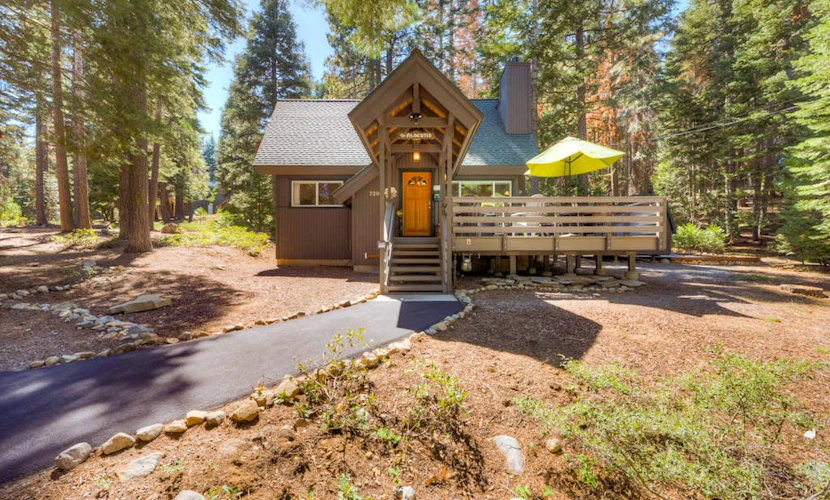 Cabin in the woods close to beach & skiing with grill, fireplace, deck, & W/D