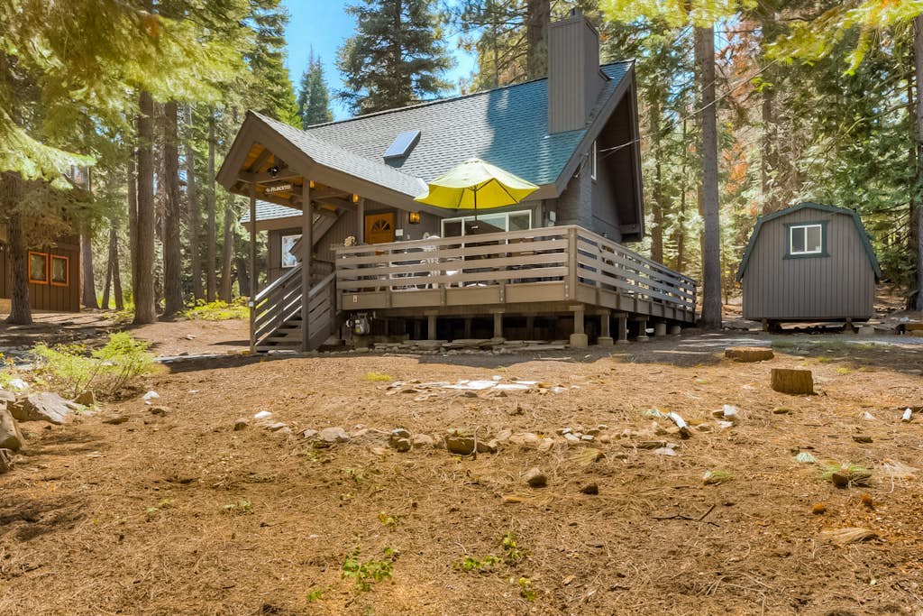 Cabin in the woods close to beach & skiing with grill, fireplace, deck, & W/D