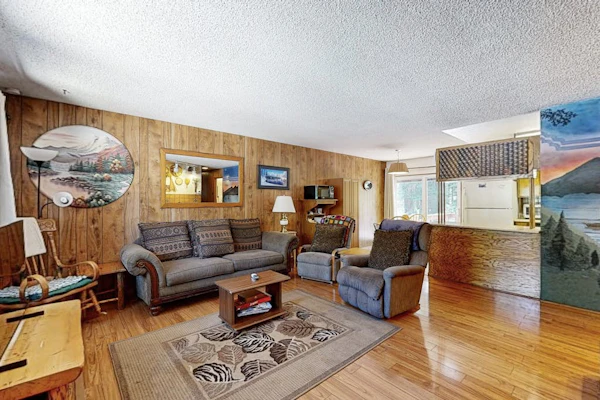 Dog-Friendly Tahoe City House Near Hiking and Skiing - Walk to Lake