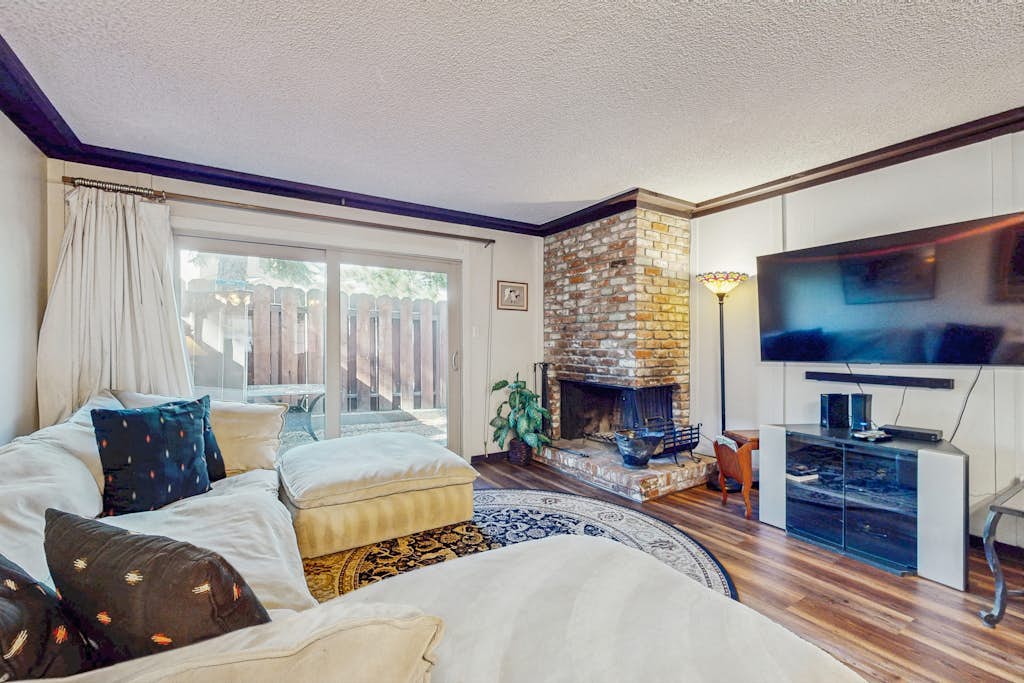 Perfect Lake Retreat W/ Shared Pool, Fast WiFi, Private Patio & Easy Lake Access