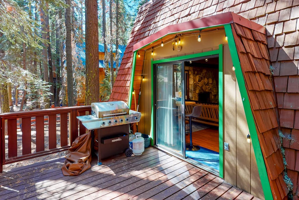 Quiet, dog-friendly home in the woods with deck & fireplace - near the lake