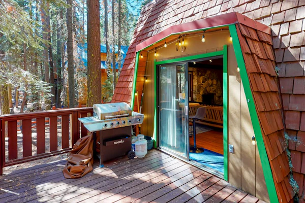 Quiet, dog-friendly home in the woods with deck & fireplace - near the lake