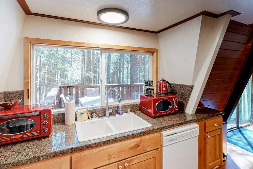 Quiet, dog-friendly home in the woods with deck & fireplace - near the lake
