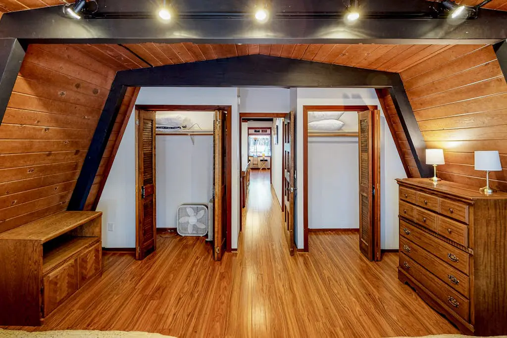 Quiet, dog-friendly home in the woods with deck & fireplace - near the lake