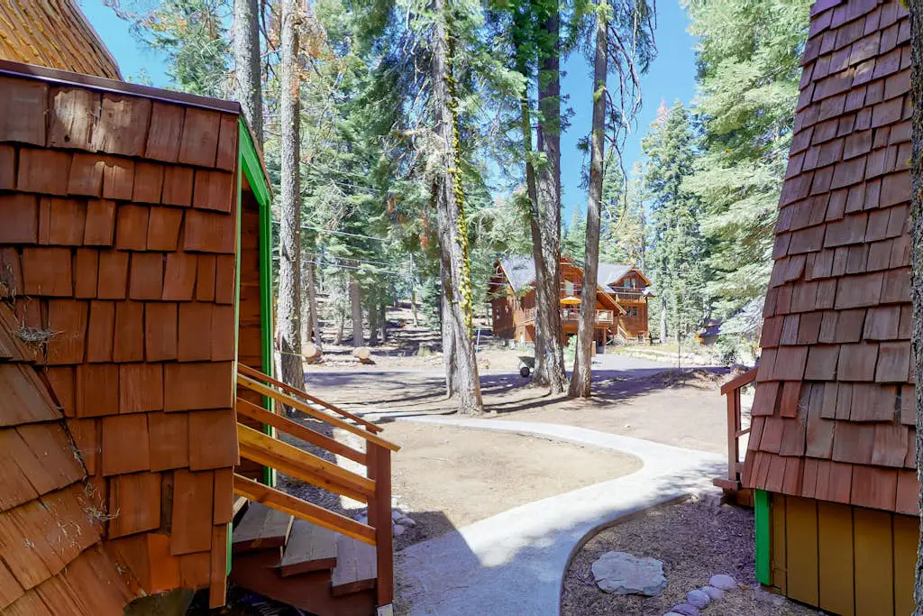 Quiet, dog-friendly home in the woods with deck & fireplace - near the lake