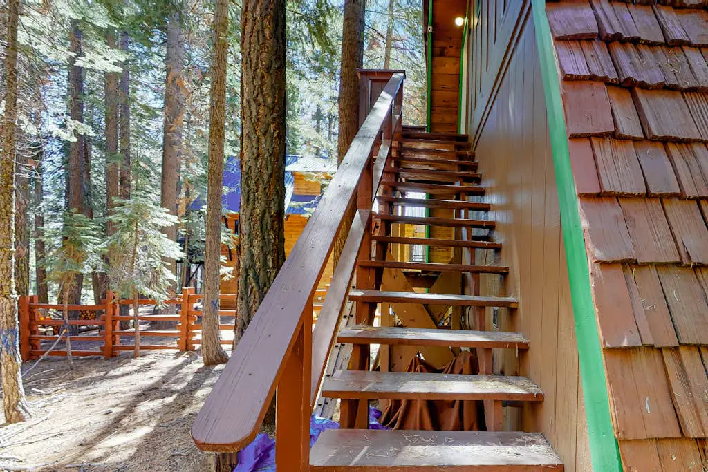 Quiet, dog-friendly home in the woods with deck & fireplace - near the lake