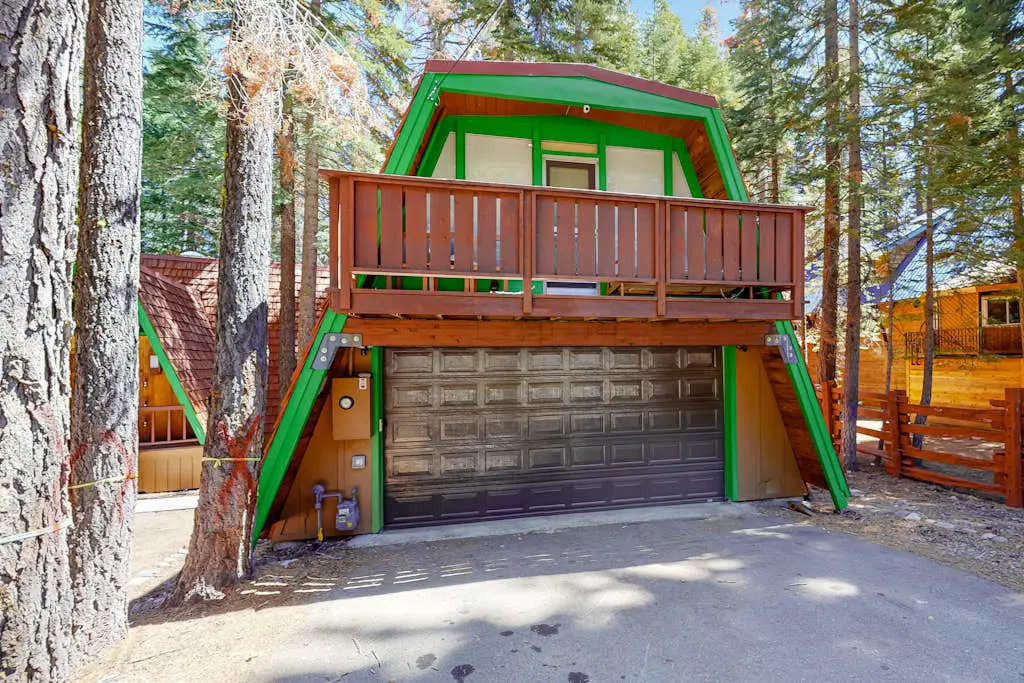 Quiet, dog-friendly home in the woods with deck & fireplace - near the lake