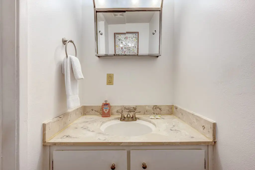 Wonderful year-round escape near skiing & lake with pool, hot tub, & deck