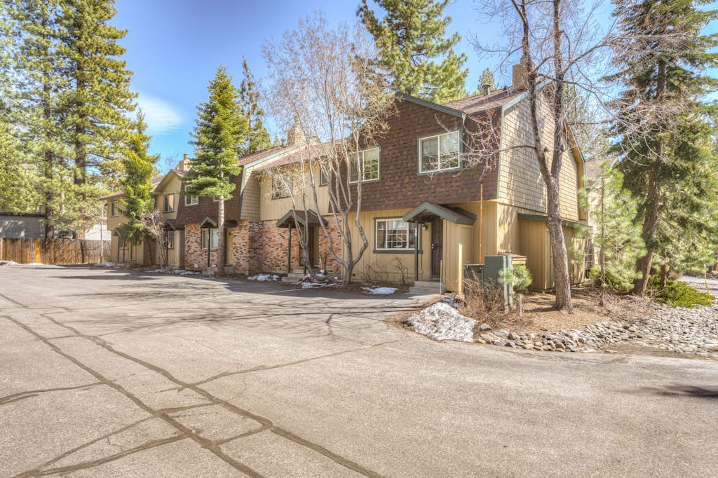 Wonderful year-round escape near skiing & lake with pool, hot tub, & deck