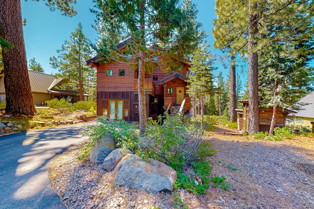 Mountain cabin with amazing views, hot tub, office & Pac-Man arcade near skiing