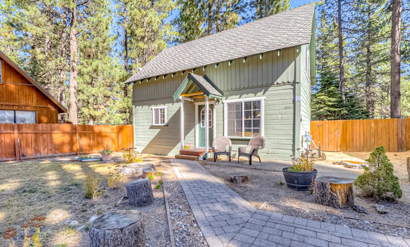 Dog Friendly Cabin with Hot Tub & Fireplace near Camp Richardson