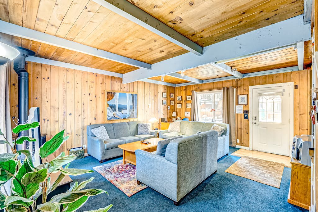 Dog Friendly Cabin with Hot Tub & Fireplace near Camp Richardson