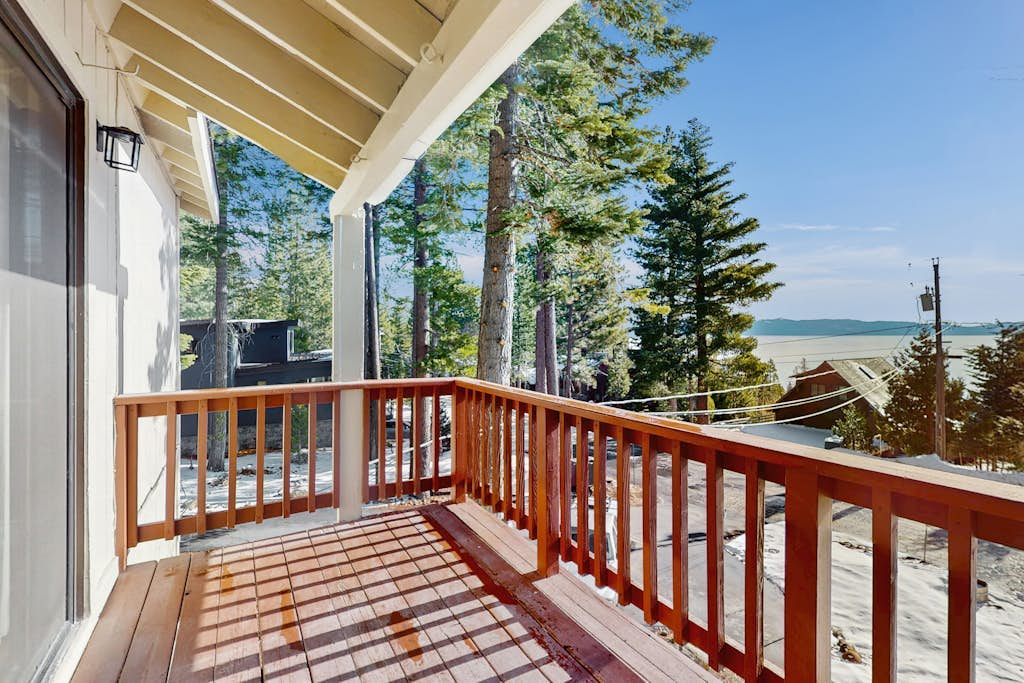 Pristine Modern Condo with Lake Views, Fireplace, Access to Private Beach