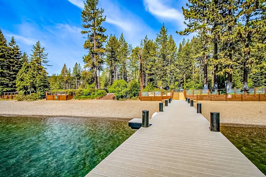 Pristine Modern Condo with Lake Views, Fireplace, Access to Private Beach