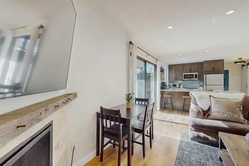 Pristine Modern Condo with Lake Views, Fireplace, Access to Private Beach