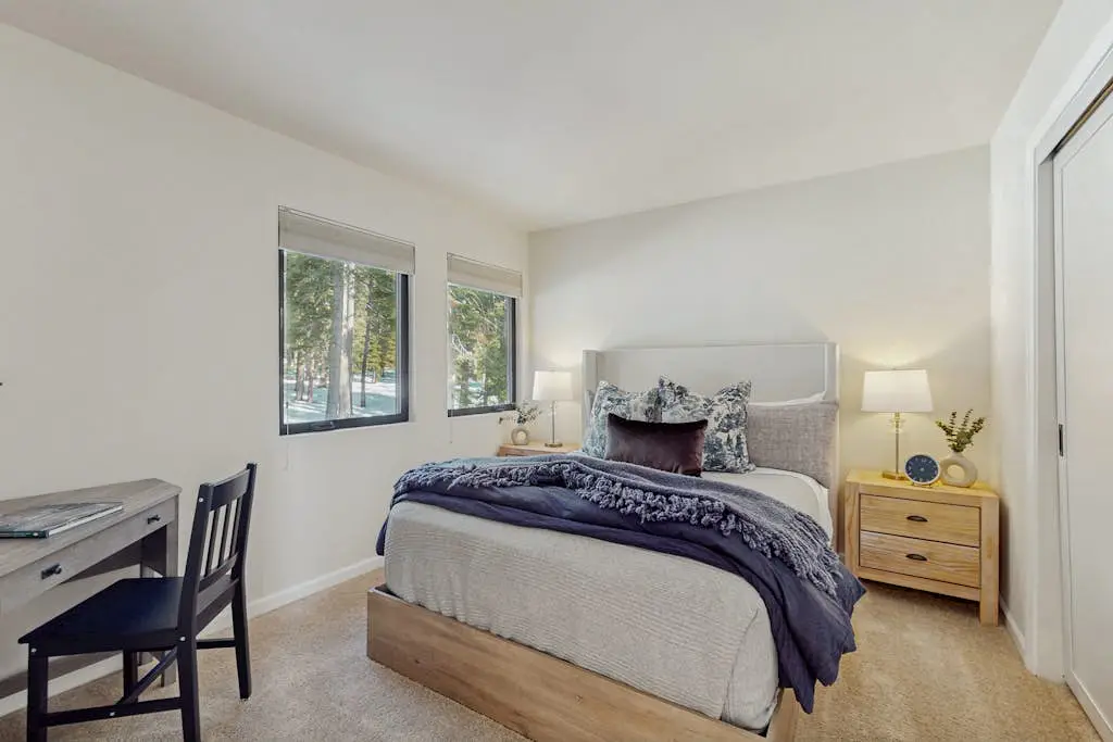 Pristine Modern Condo with Lake Views, Fireplace, Access to Private Beach