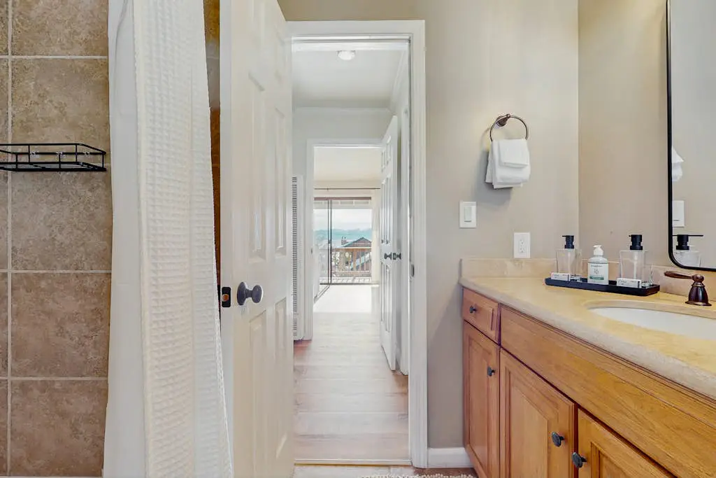 Pristine Modern Condo with Lake Views, Fireplace, Access to Private Beach