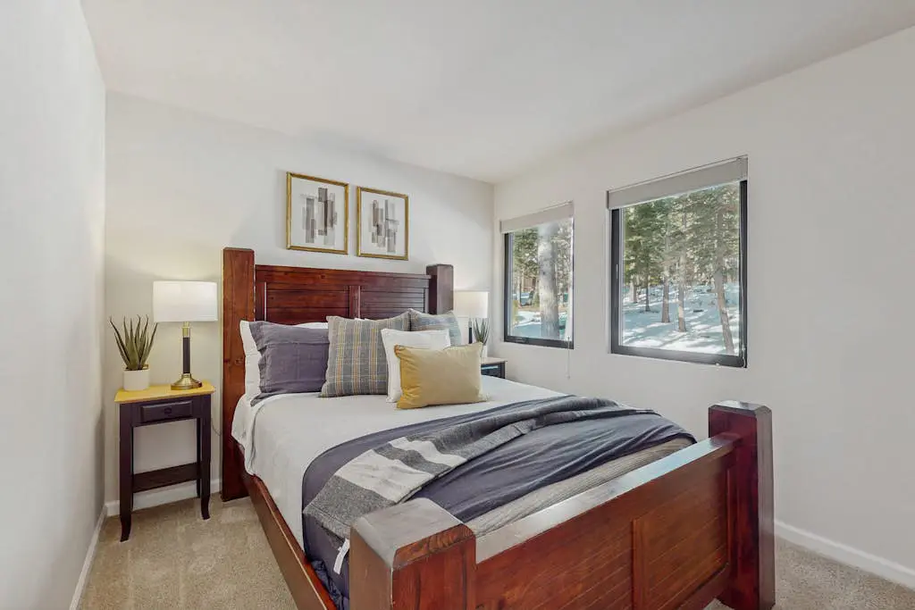 Pristine Modern Condo with Lake Views, Fireplace, Access to Private Beach