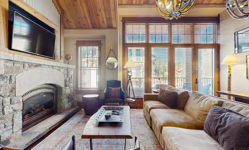 Modern condo with shared hot tub, fireplace, and walk to lifts - golf nearby