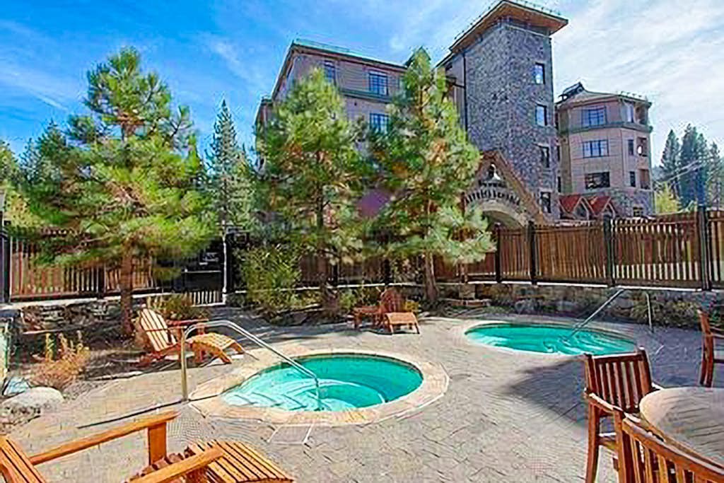 Modern condo with shared hot tub, fireplace, and walk to lifts - golf nearby