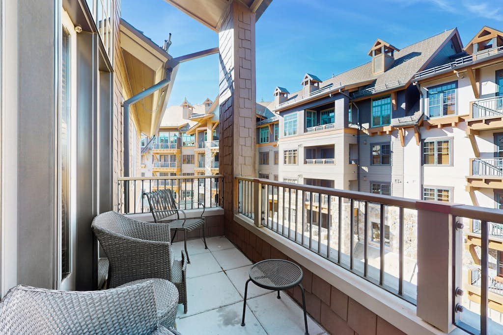 Modern condo with shared hot tub, fireplace, and walk to lifts - golf nearby