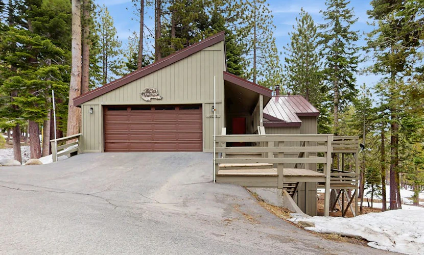 Spacious mountain home w/ deck, mountain views & access to year-round activities