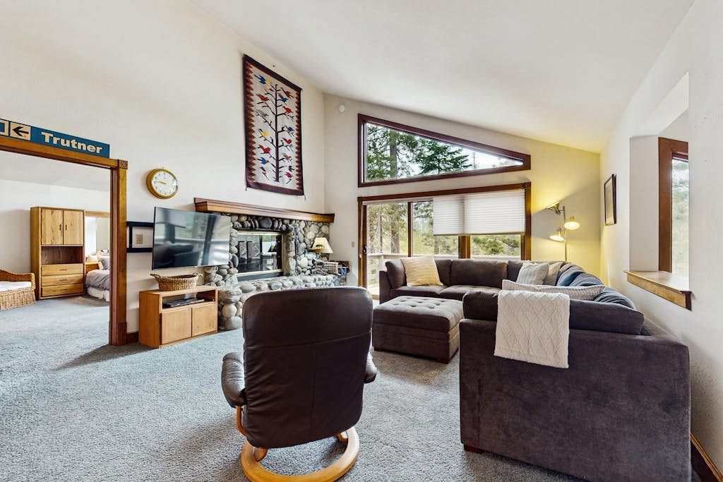 Spacious mountain home w/ deck, mountain views & access to year-round activities