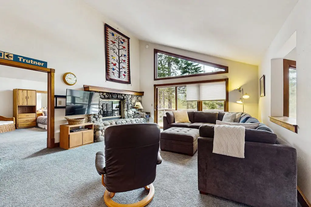 Spacious mountain home with deck, mountain views & access to year-round activities