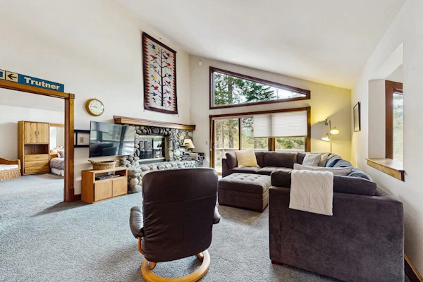 Spacious mountain home w/ deck, mountain views & access to year-round activities