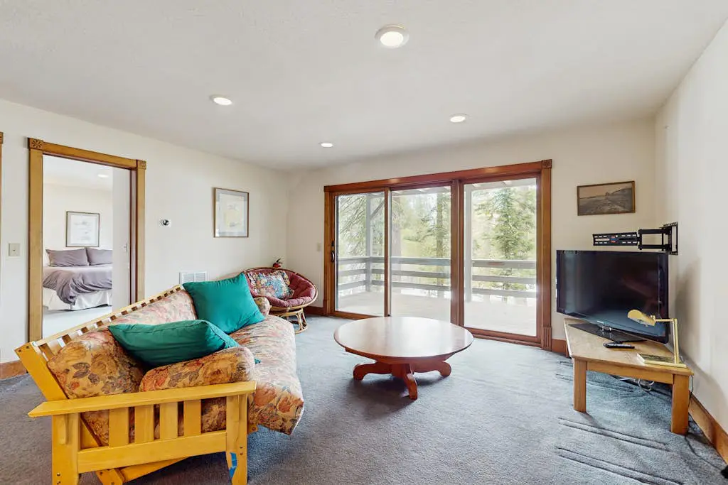 Spacious mountain home with deck, mountain views & access to year-round activities