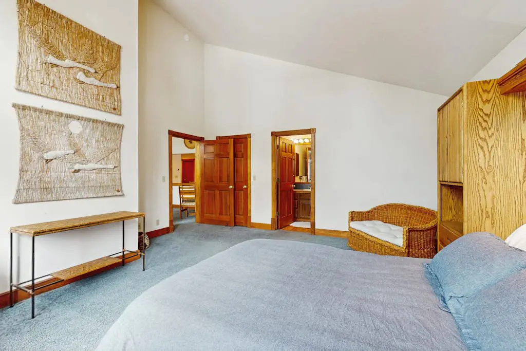 Spacious mountain home with deck, mountain views & access to year-round activities