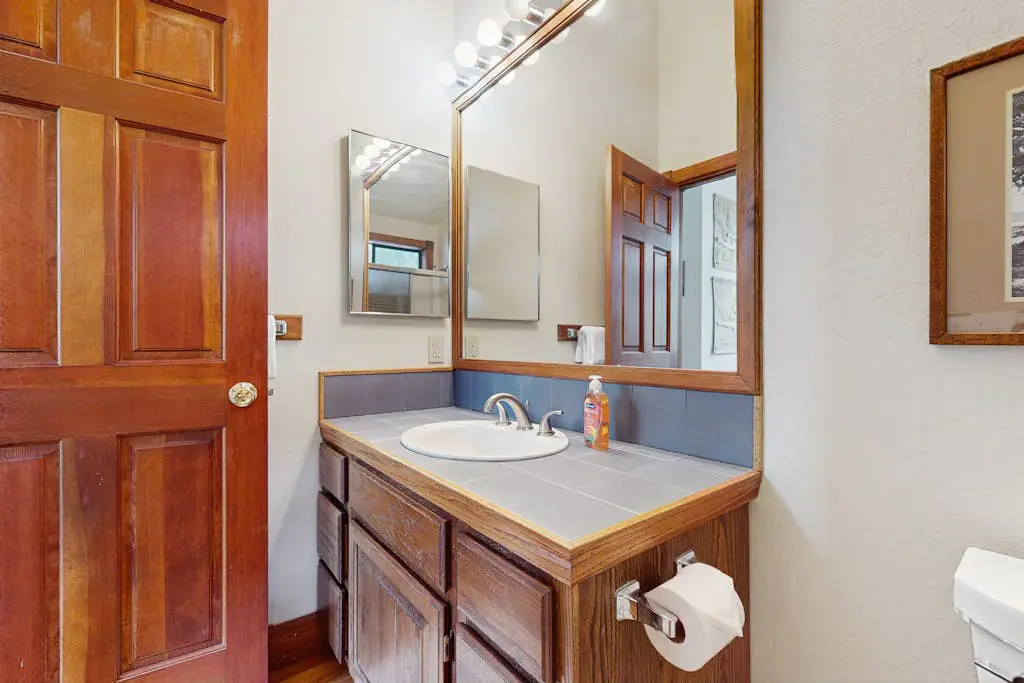 Spacious mountain home with deck, mountain views & access to year-round activities