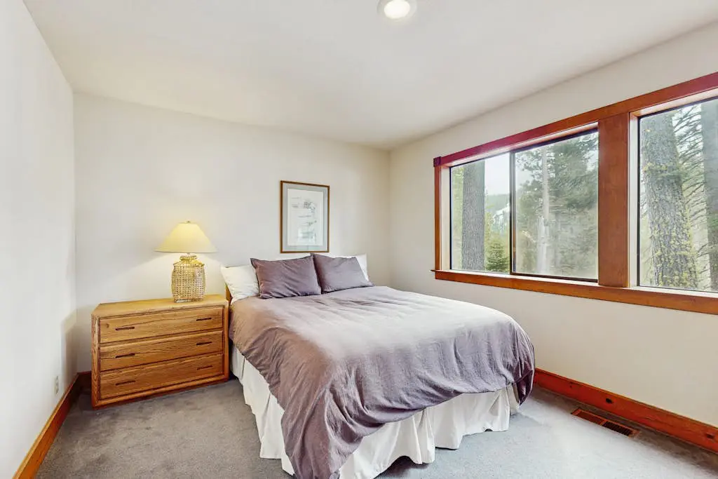 Spacious mountain home with deck, mountain views & access to year-round activities