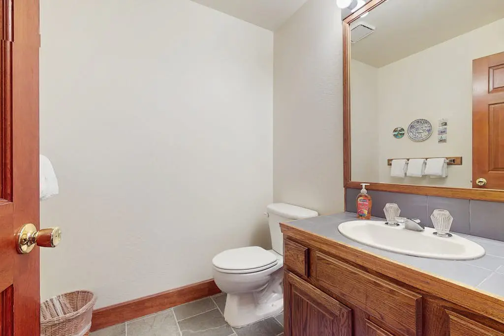Spacious mountain home with deck, mountain views & access to year-round activities