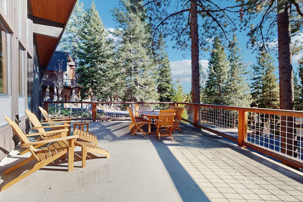 Lakeside Sanctuary w/Lake & Sunset Views from Deck, Walk to Private Beach/Pier