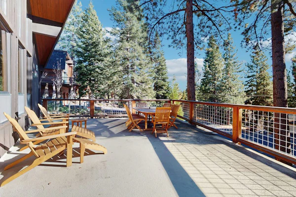 Lakeside Sanctuary w/Lake & Sunset Views from Deck, Walk to Private Beach/Pier