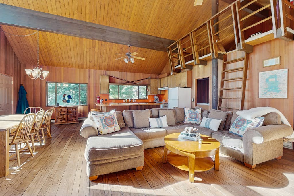 Lakeside Sanctuary w/Lake & Sunset Views from Deck, Walk to Private Beach/Pier