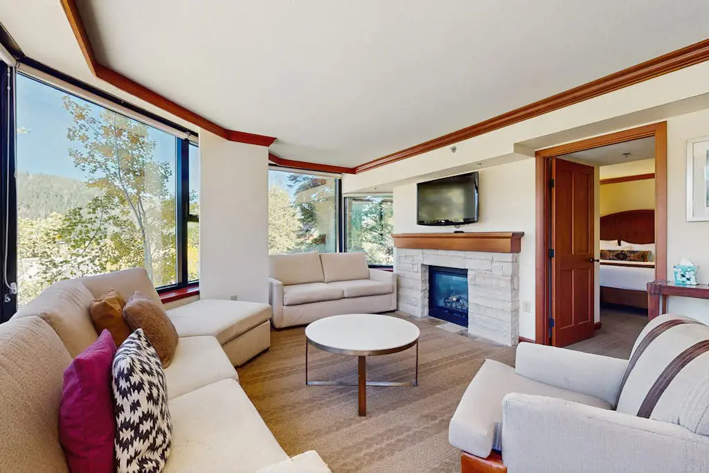 Resort at Squaw Creek corner unit - amazing views, Ski-in-ski-out, on-site pool