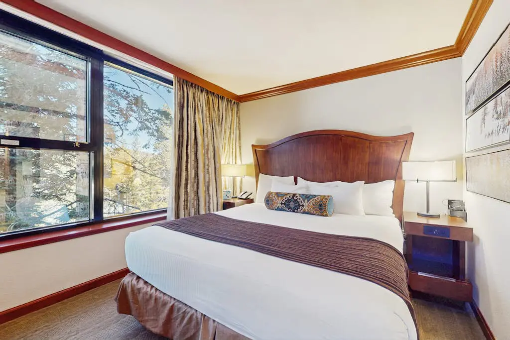 Resort at Squaw Creek corner unit - amazing views, Ski-in-ski-out, on-site pool