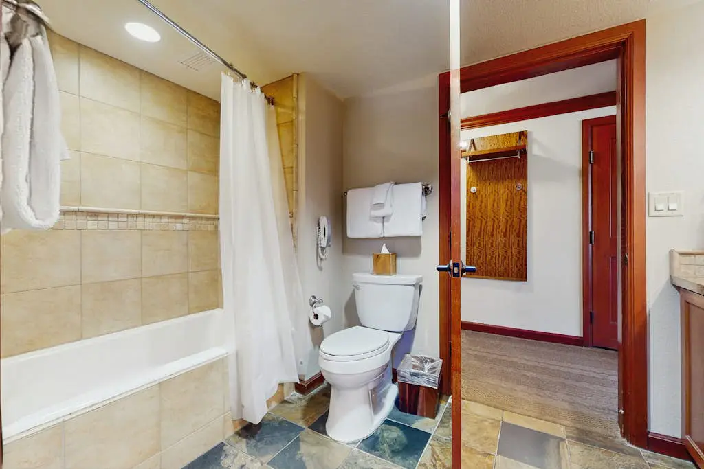 Resort at Squaw Creek corner unit - amazing views, Ski-in-ski-out, on-site pool