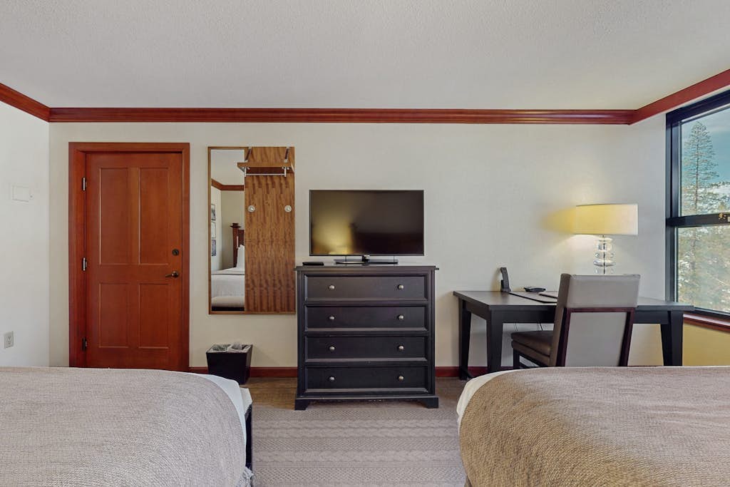 Ski-in/ski-out Suite with Kitchenette, Access to Pools, Spa, Restaurants On-site