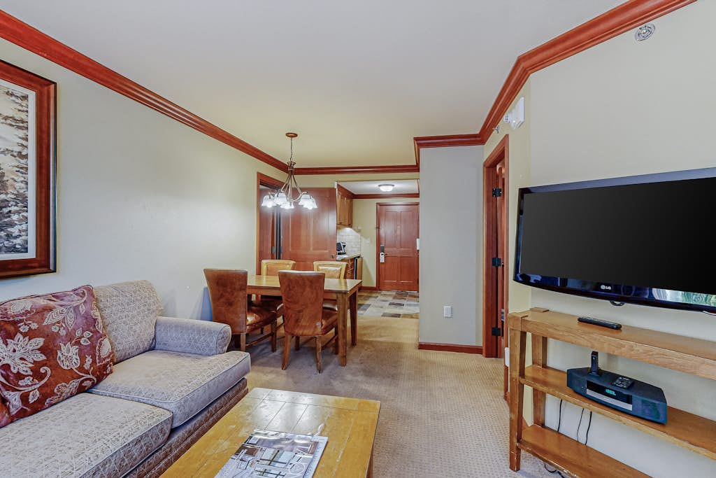 Everline Resort & Spa - two units, Ski-in-ski-out, pools, gym, & ice rink