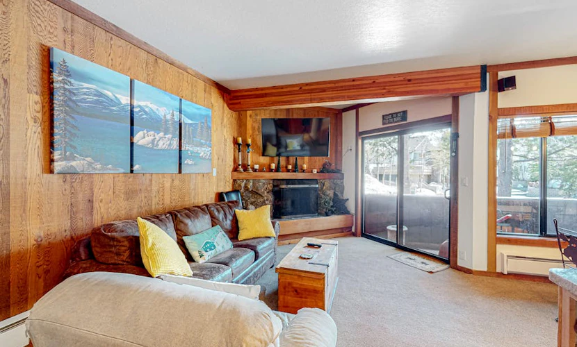 Rustic mountain view condo w/ full kitchen - walk to lifts