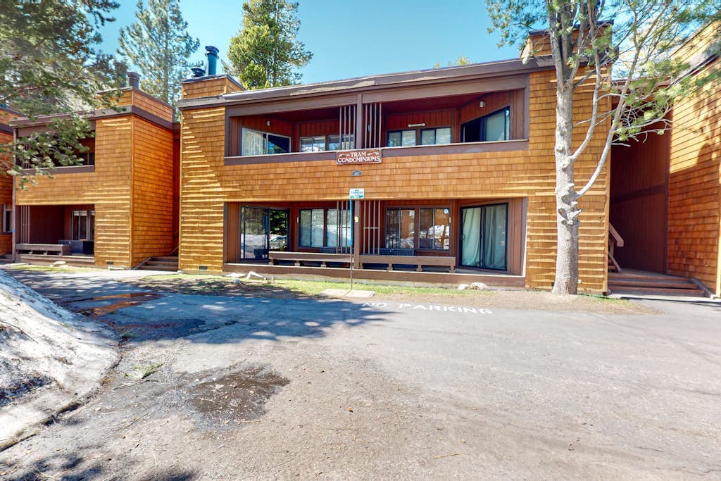 Rustic mountain view condo w/ full kitchen - walk to lifts