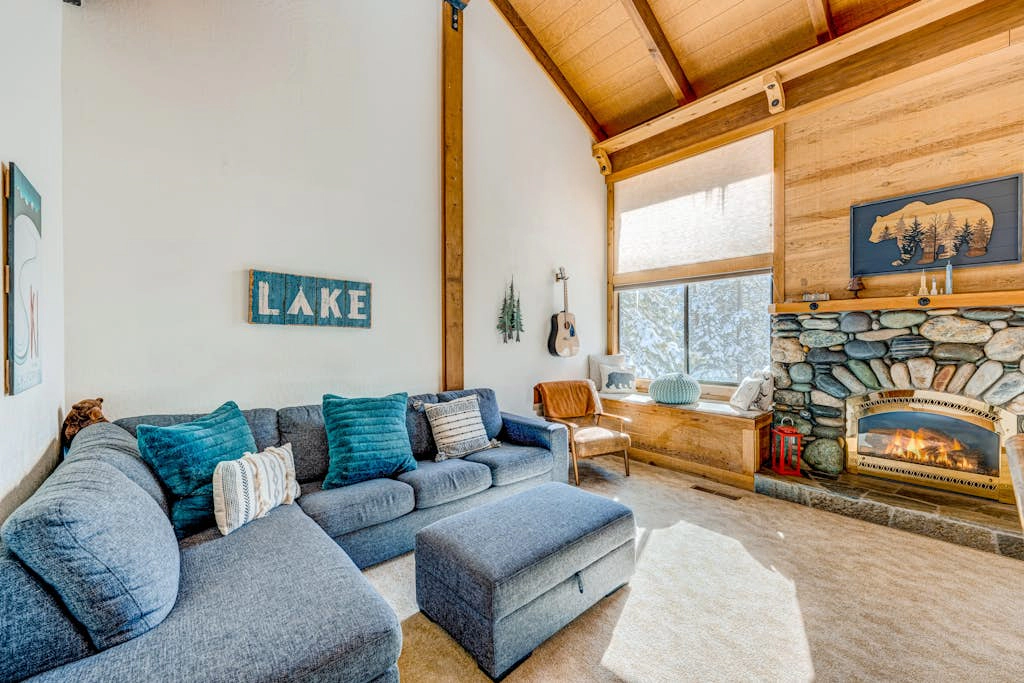 2-story condo with gas fireplace, pools, hot tubs, gym & tennis